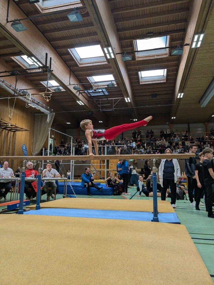 Perfekte Körperspannung am Barren von AK-9/10-Meister Raphael Matt.⇒Turnsport Vorarlberg