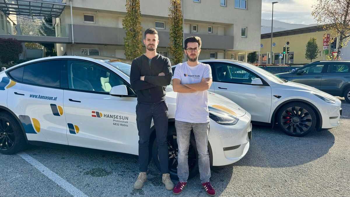 Photovoltaik-Spezialist Hansesun verkauft seine Teslas. Im Bild: Hannes Wultschnig (Geschäftsführer Hansesun Tirol) und Technikleiter Arthur Begusch. ⇒Hansesun