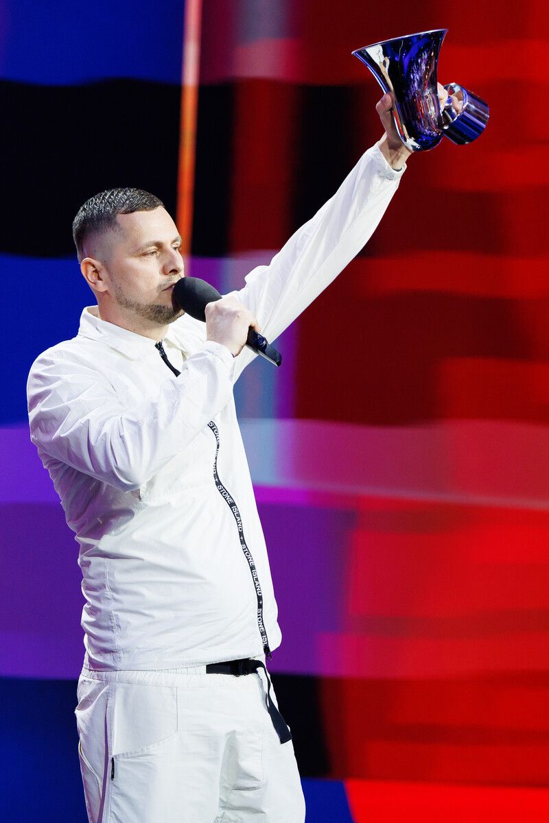 Pireli nahm den Award für RAF Camora entgegen.⇒apa