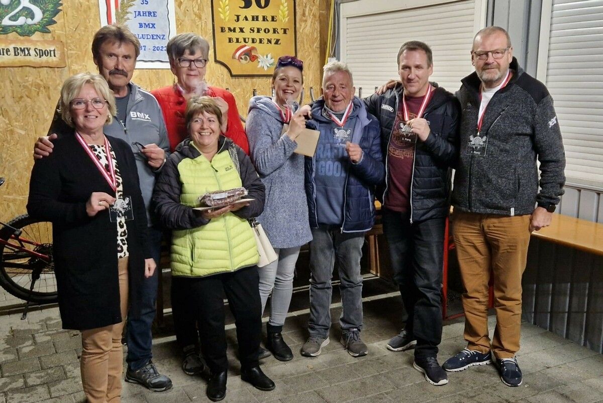 Platzer-Doppelsieg bei der Dart-Vereinsmeisterschaft des BMX-Clubs Bludenz: Inge Voltolini, Obmann Herbert Dür, Silvia Baumgartner, Herta Platzer, Nadja Jussel, Michael Tschohl, Markus Embacher und Franz Platzer (v.l.). ⇒BMX-Club Bludenz