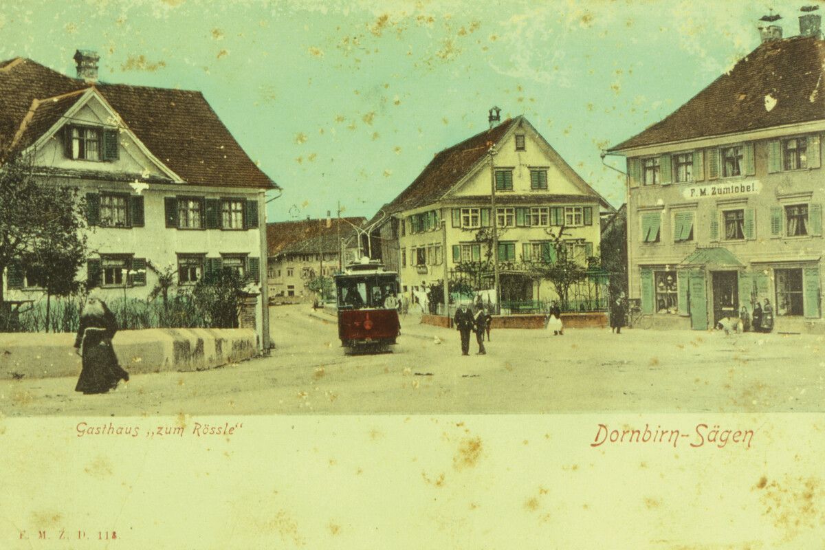 Postkarten aus der Zeit, als etwa noch die Straßenbahn fuhr, sind im Kalender zu sehen.⇒Stadt