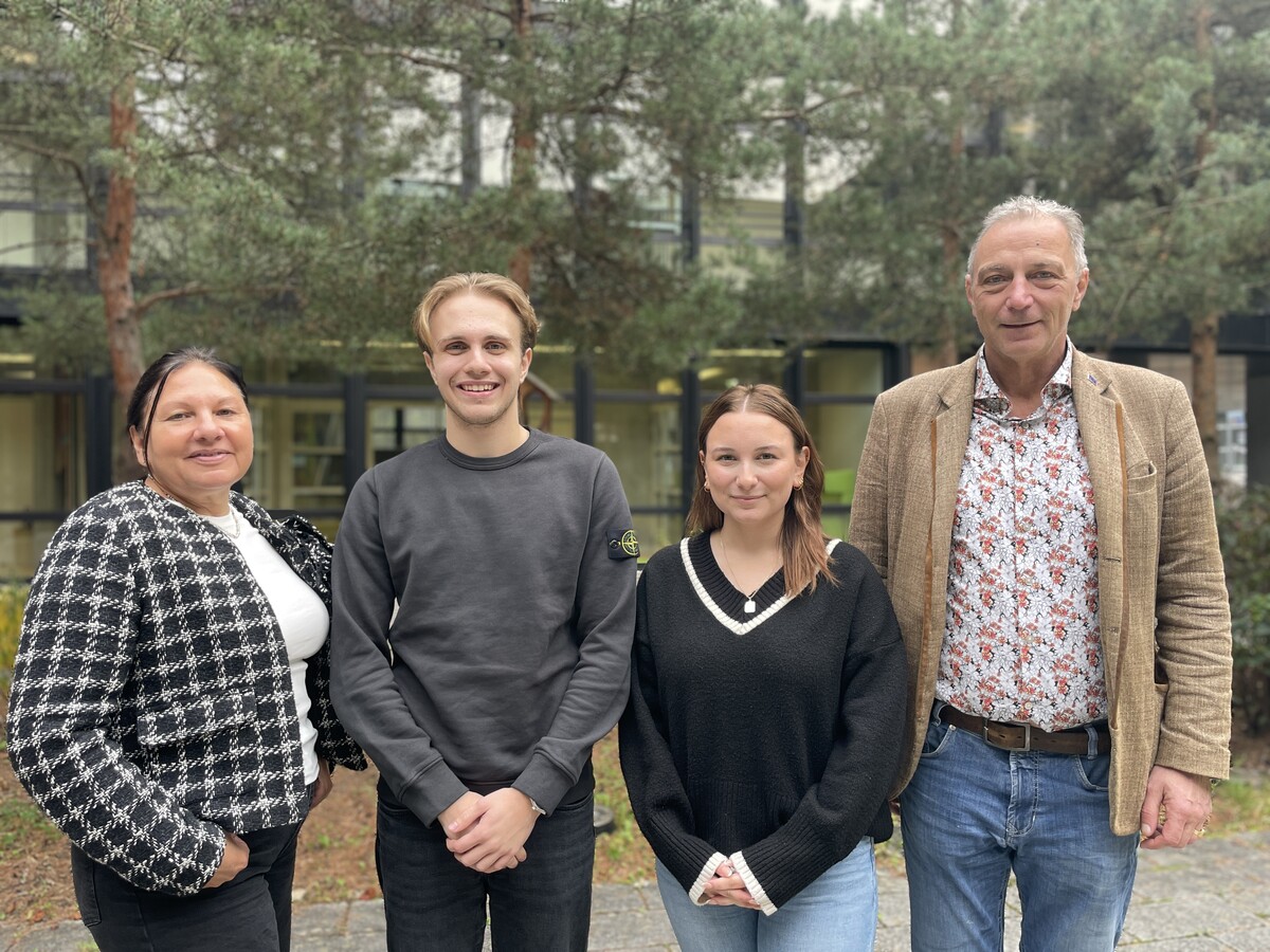 Projektcoach Monika Madl, die Schüler Julian Herzischny und Maida Dizdarević mit HAK-Feldkirch-Direktor Michael Weber. ⇒VN/Linher