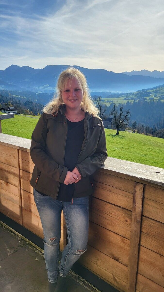 Rebecca Nußbaumer hat aus dem Langenegger Bauernhaus einen herrlichen Blick auf die umliegende Bergwelt.