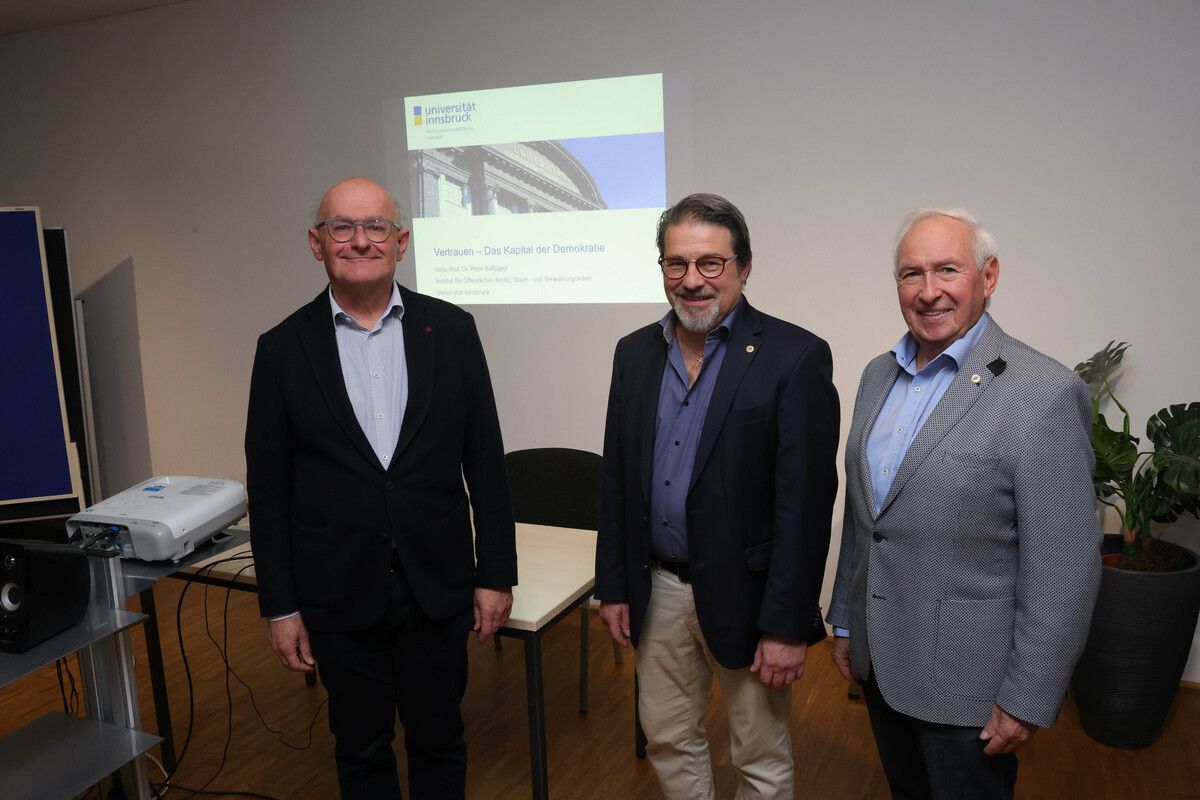 Referent Peter Bußjäger, Bildungsreferent Rainer Heinzle und Brudermeister Günter Vonblon. ⇒AME
