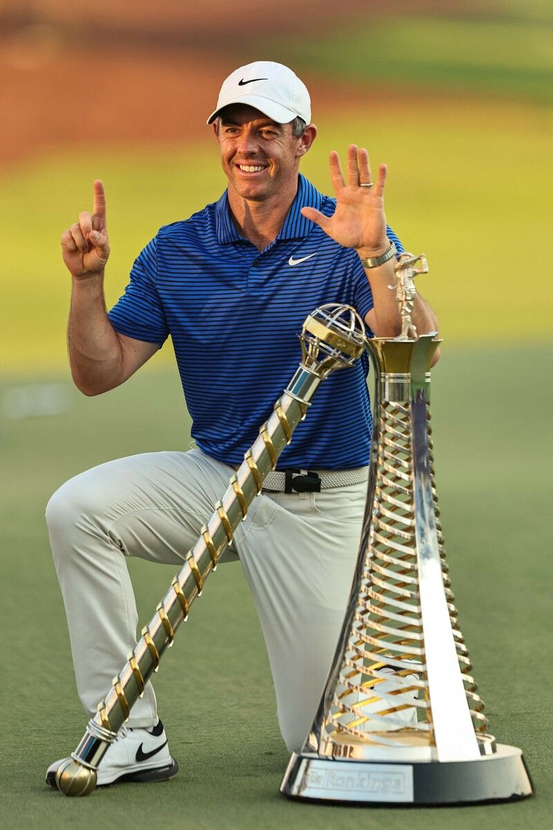 Rory McIlroy mit der prestigeträchtigen Harry-Vardon-Trophäe.⇒AP