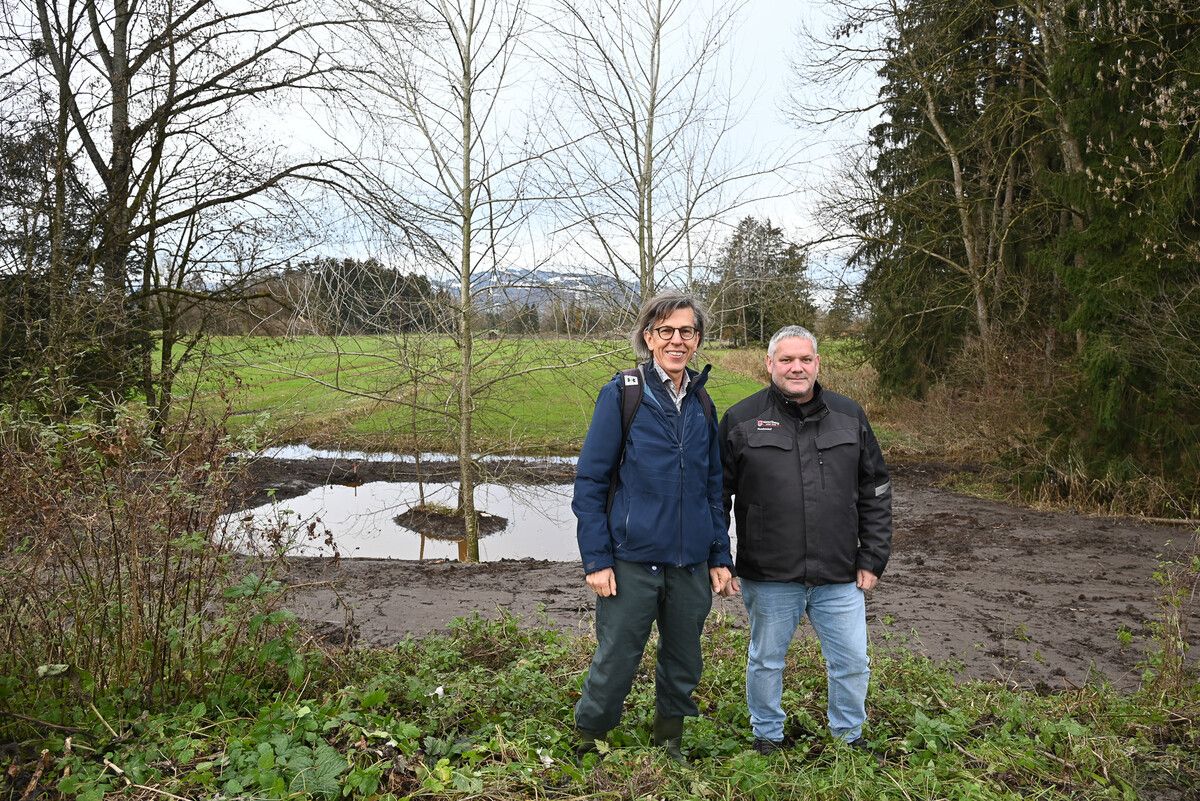 Rudi Alge von der Umweltabteilung begutachtet mit Peter Buschta vom Landesflussbauhof die neu geschaffenen Biotope.