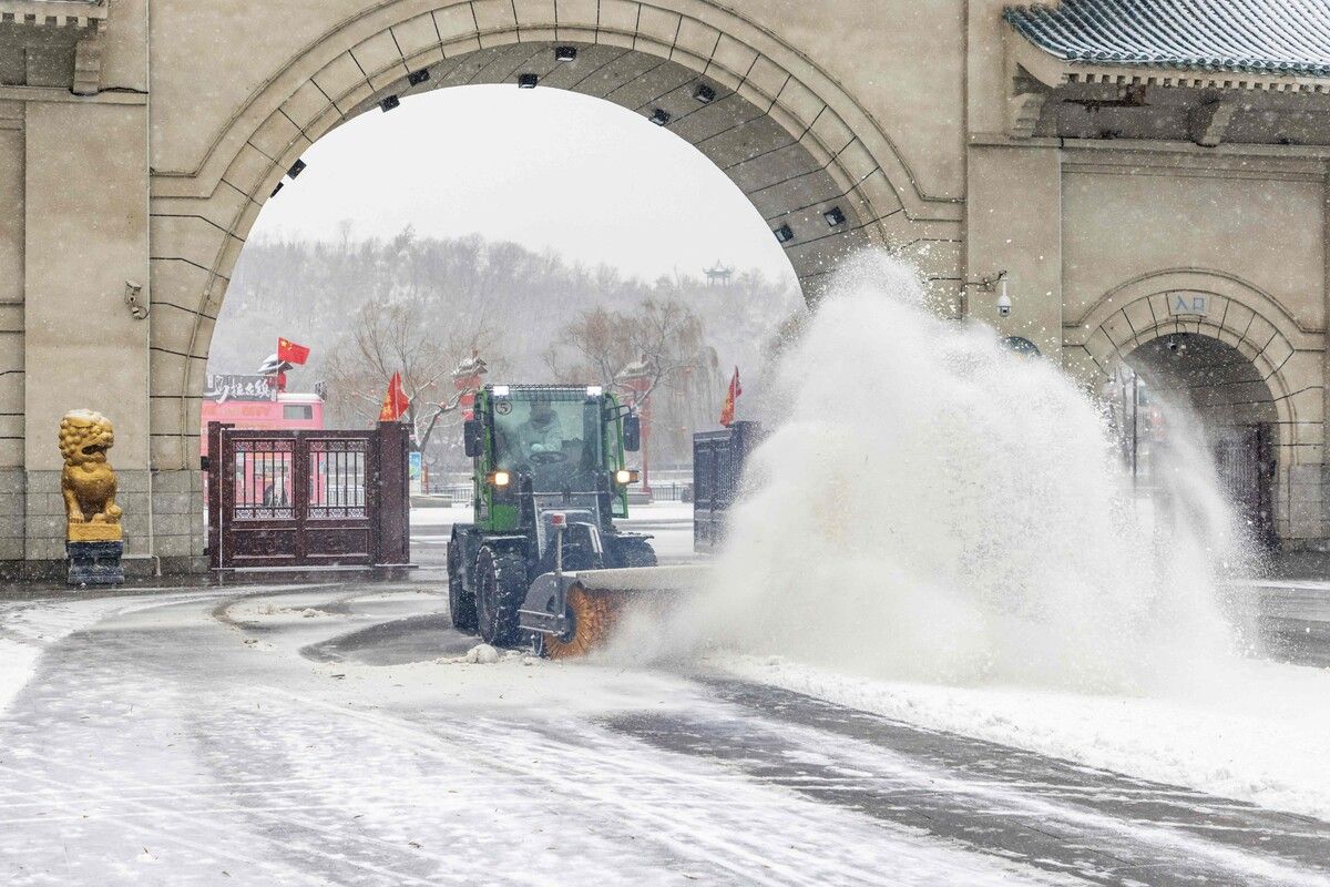 Schneewarnung in China: Eine Straße in der Stadt Jilin wird geräumt, während weiterhin Warnungen für Schneestürme aufrecht sind. AFP