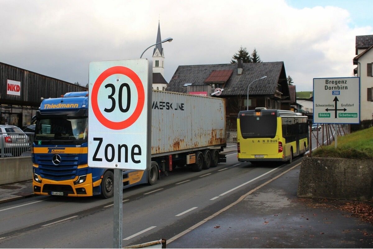 Seit den 1980erjahren galt im Egger Zentrum Tempo 40. Jetzt wurde dieses Tempolimit auf 30 Stundenkilometer herabgesetzt. ⇒STP