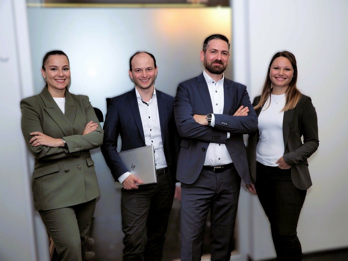 Senior Manager Clemens Feurstein, Standortleiter Christian Rauch, Amina Pijadzer und Theresa Moosbrugger bei der Eröffnungsfeier.⇒SIE