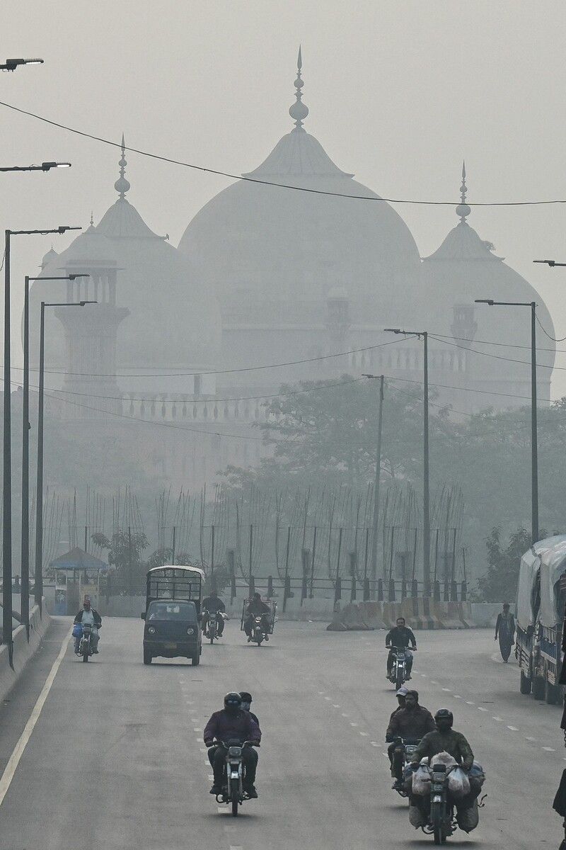 Smogalarm in der pakistanischen Millionenstadt Lahore. Pendler am Sonntag auf einer der Verkehrsadern der Großstadt. AFP