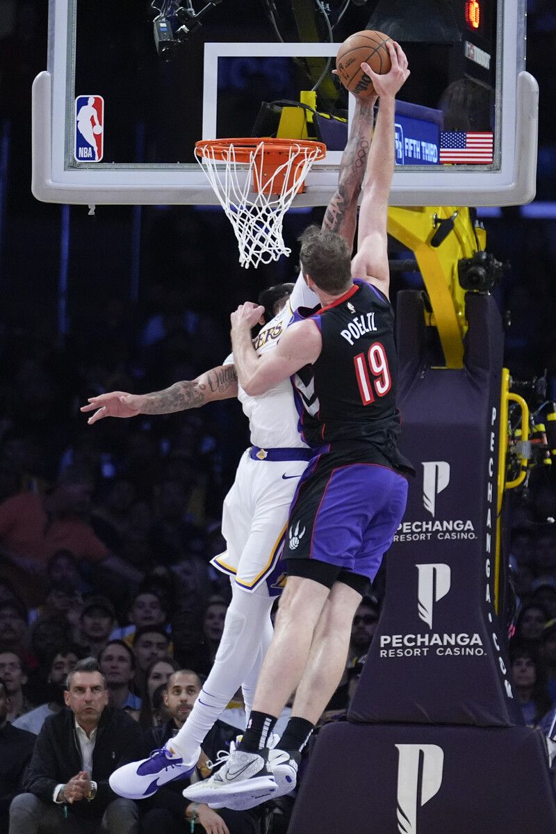 Sprungduell zwischen Jakob Pöltl und Lakers-Forward Anthony Davis.⇒AP
