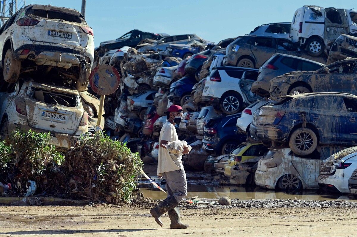 Stapelweise von den Überschwemmungen beschädigte Autos in Valencia. ⇒afp