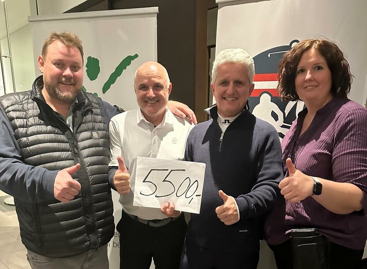 Stefan Riest (l.) und Nicole Amann übergaben den gesammelten Betrag symbolisch an Manfred Ganahl (2. v.l.) von der Stiftung Jupident und an Wolfgang Kopf (Ski & Golf). ⇒siha