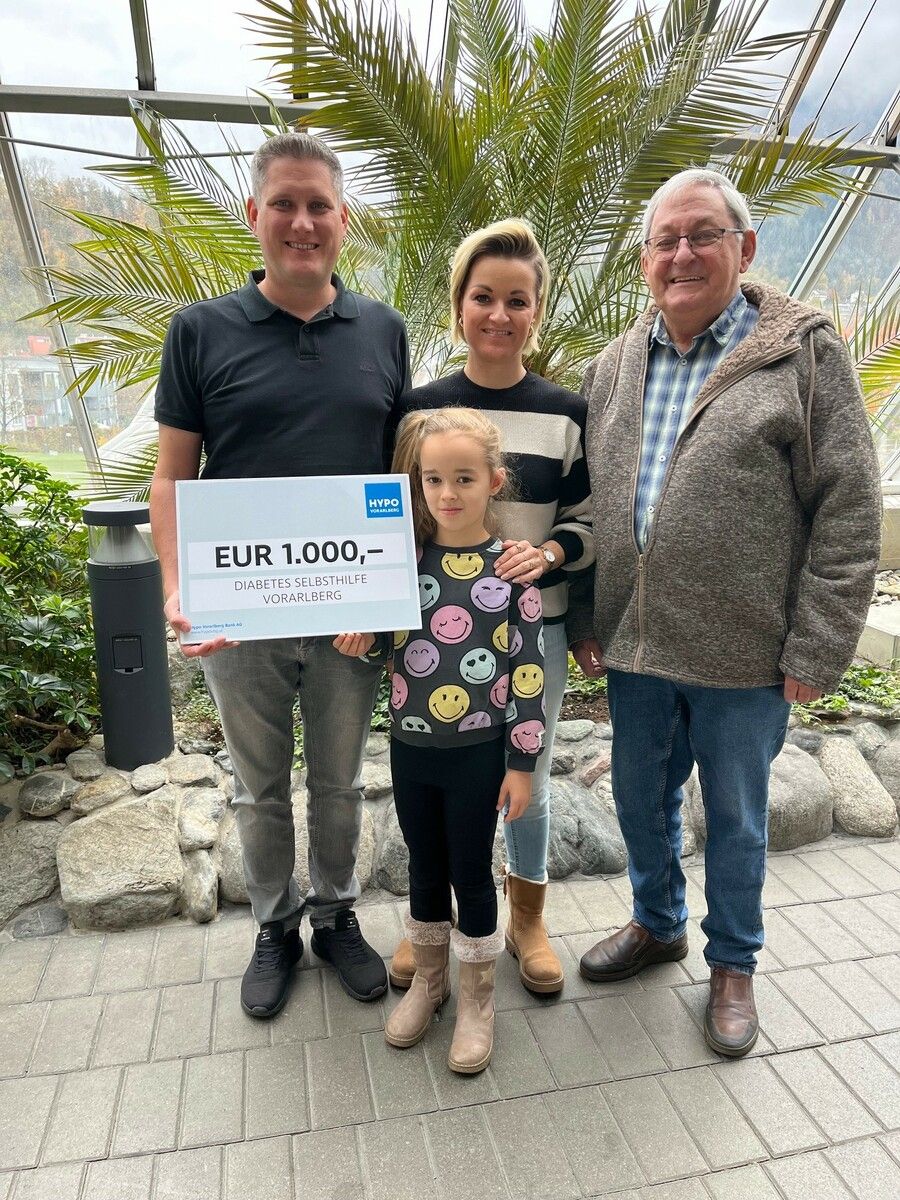 Steve Mayr (l.) kam mit Scheck, Conny Kriegl mit Tochter Luisa und Selbsthilfe-Obmann Joe Meusburger mit Wünschen.⇒Vn/mm