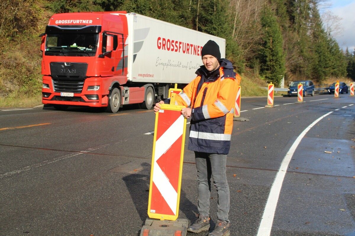 Symbolisch deutet Straßenmeister Johannes Batlogg an, dass die rot-weiß-roten Verkehrslenkungsböcke bald entfernt werden können.