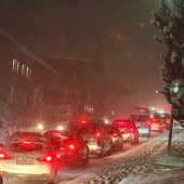 Schneefälle sorgen für Chaos auf den Straßen