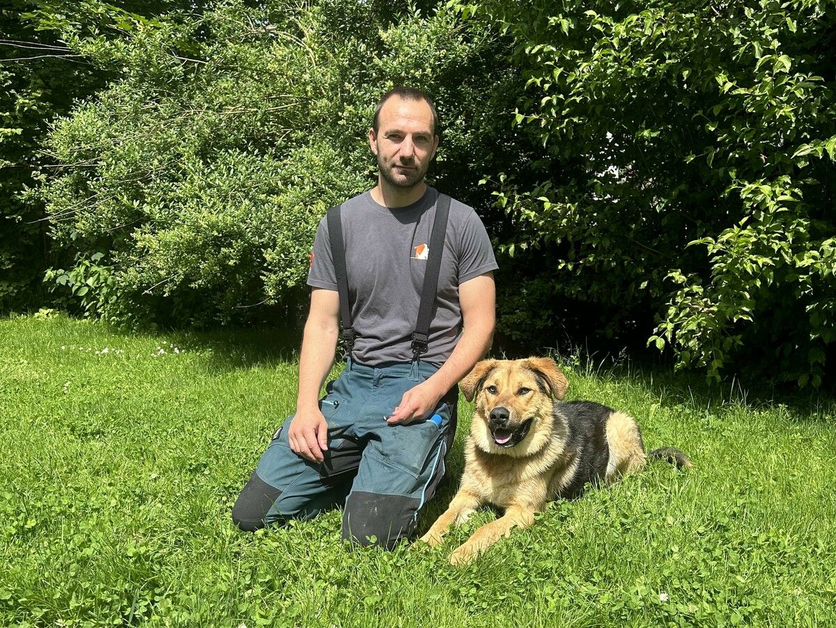 Tierpfleger Andras kümmert sich liebevoll um Apollo, bis er umziehen darf. Kalle (Rundbild) ist sehr temperamentvoll. ⇒TSH