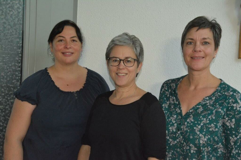 Ulrike Rhomberg, Cornelia Rhomberg und Heike Spiegel (v. l.) organisieren den Schnitzelsonntag im Hatlerdorf seit 2010.