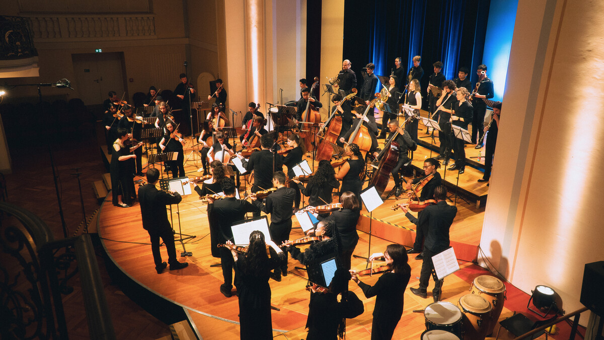 Unter der Leitung von Maria Wloszczowska eröffnet das Pforte- Kammerorchester Plus die Saison 2025. ⇒  Constantin Eberle 
