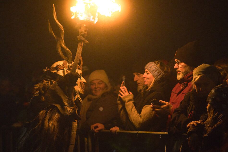 Viele Zuschauer waren gekommen, um die Krampusshow zu sehen.⇒Veranstalter