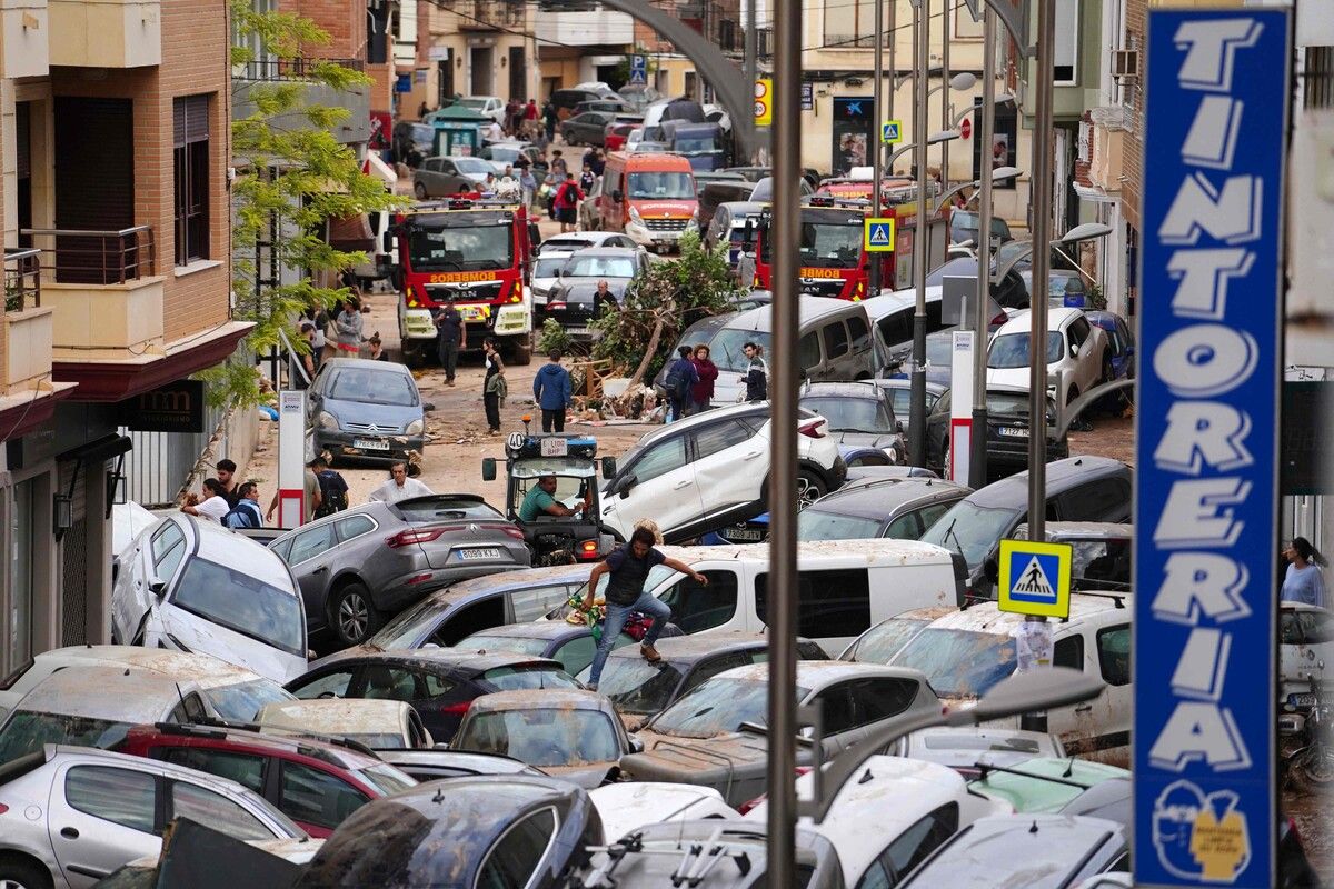 Vielerorts sind die Straßen durch Fahrzeuge und Trümmer blockiert.