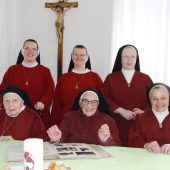 Papst-Schuh auf Dachboden entdeckt