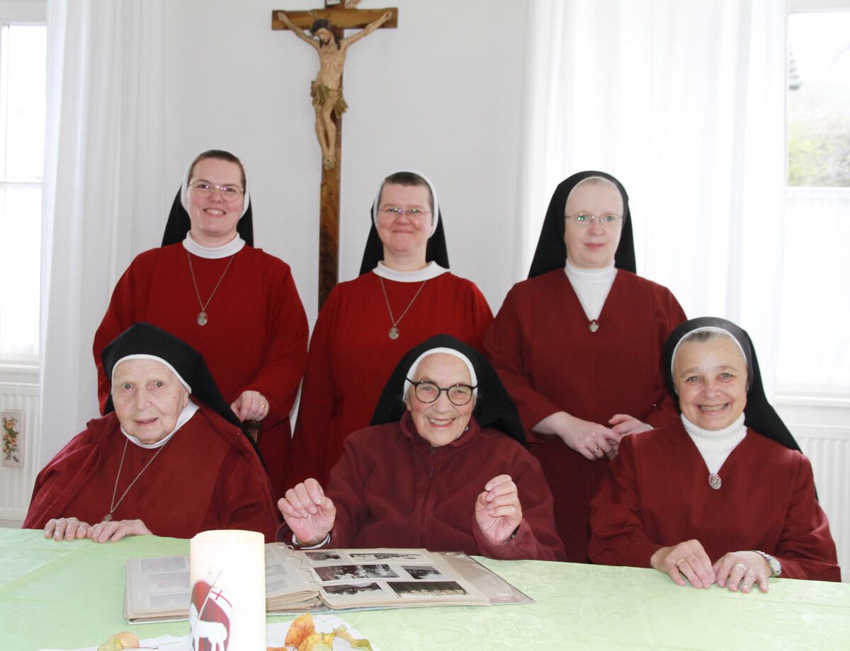 V.l. vorne: Sr. Seraphica, Sr. Theresia und Sr. Anna aus Polen, dahinter v.l.: Sr. Maria, Sr. Oberin Alena und Sr. Maria.⇒reinhard mohr