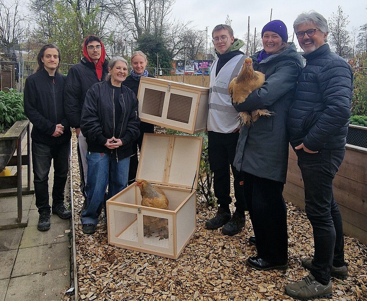 v.l.n.r.: Robert Becker, Alin-Florian Terteleaca, Tanja Golderer, Amely Breyer, Vladislav Dovhopolyi, Stadträtin Elisabeth Edler, Elmar Luger mit der neuen Tierkiste.