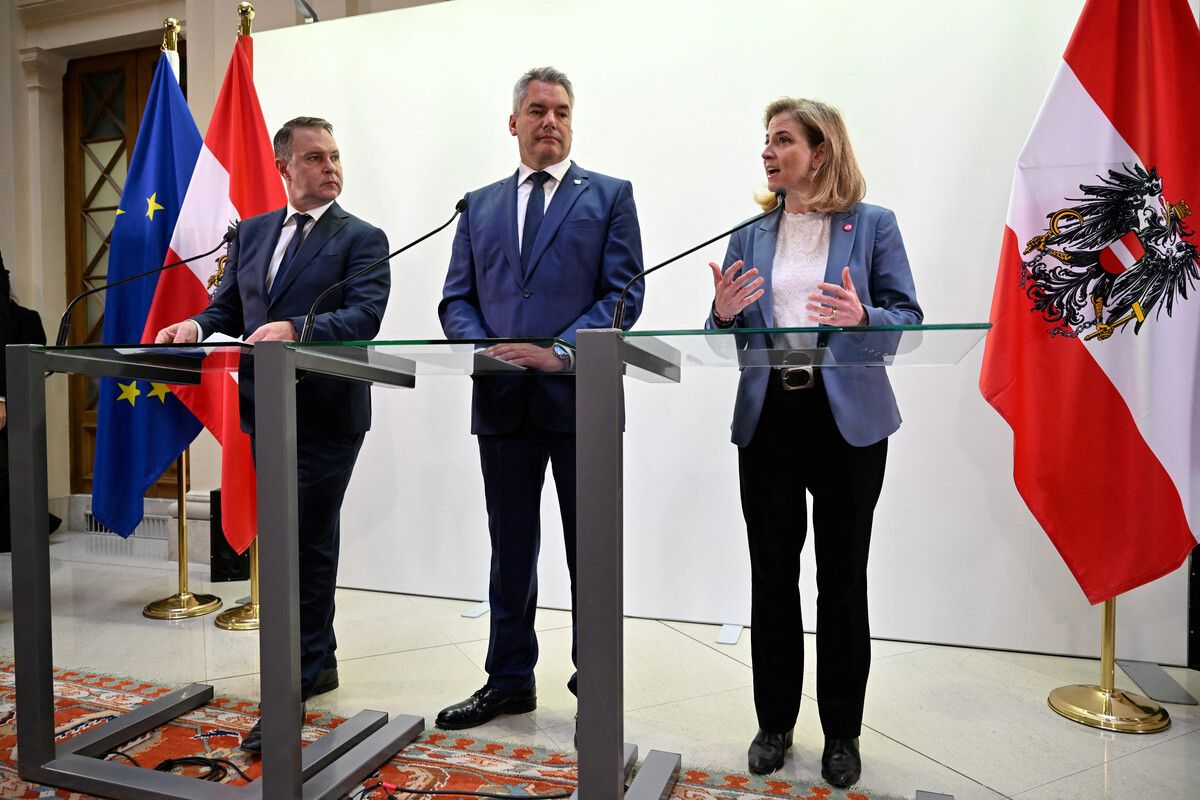 Von links: Andreas Babler, Karl Nehammer und Beate Meinl-Reisinger präsentierten den weiteren Fahrplan. ⇒APA