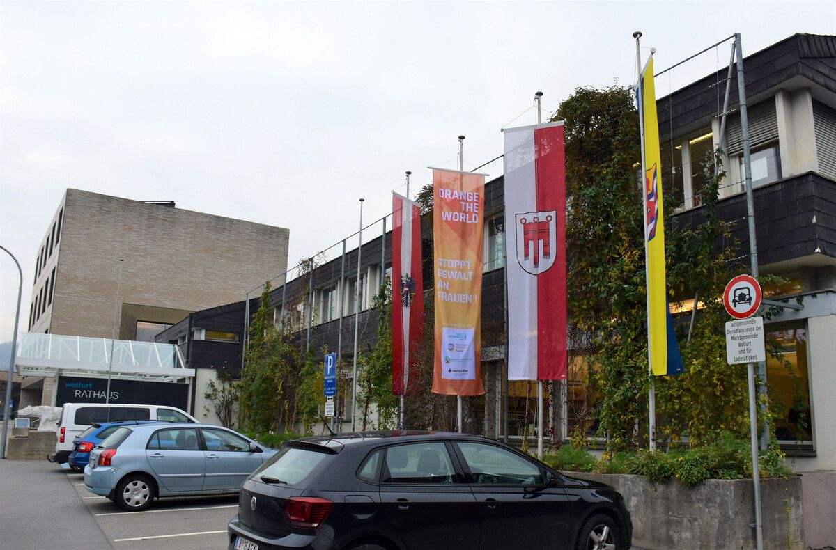 Vor dem Rathaus wird die Orange-the-World–Fahne gehisst. ⇒mg wolfurt