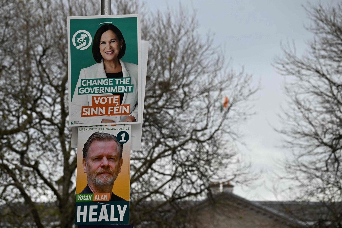 Wahlplakate von Mary Lou McDonald und Alan Healy am Vorabend der irischen Parlamentswahlen im Stadtzentrum von Dublin. AFP