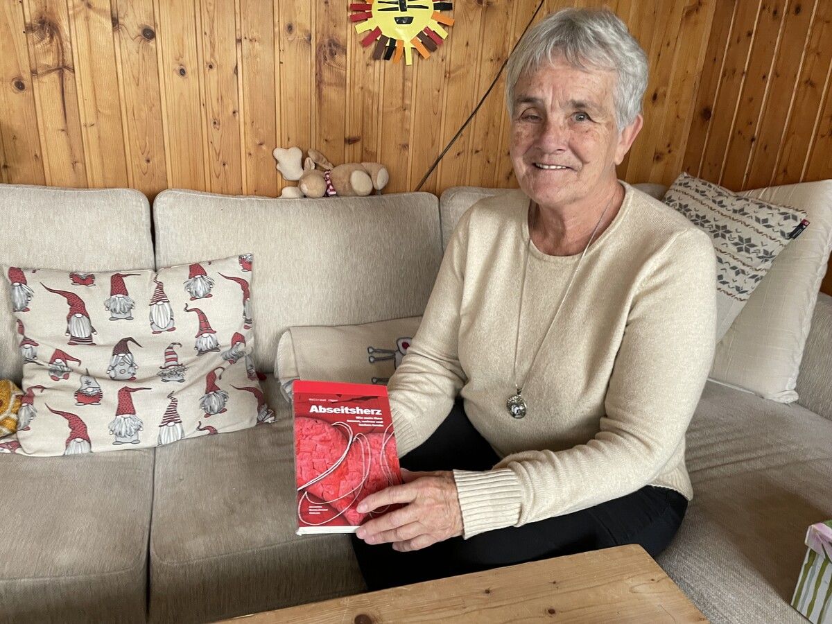 Waltraud Jäger hat ihre leidvolle Geschichte in dem Buch „Abseitsherz” niedergeschrieben.
