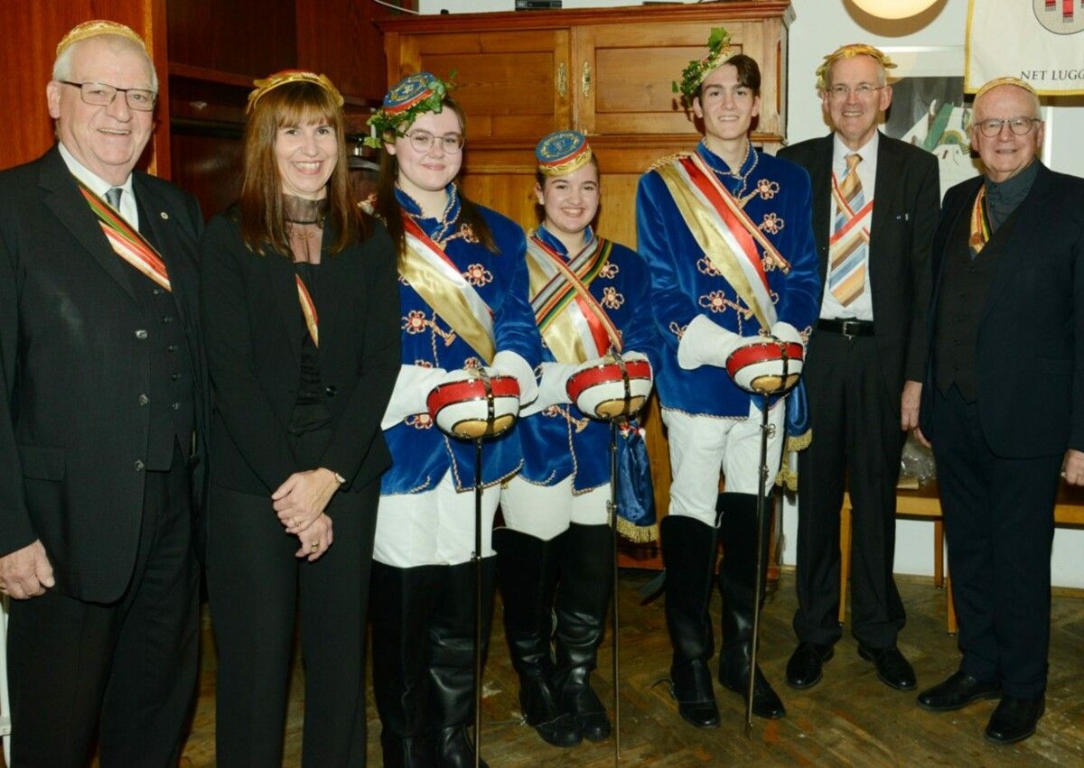 Wolfgang Türtscher, Tanja Handle, Marie Hammerer, Sophia Stieger, Jonas Prenn, Peter Nachbaur und Gerold Konzett bei der Verleihung. ⇒KMV Clunia/Öller
