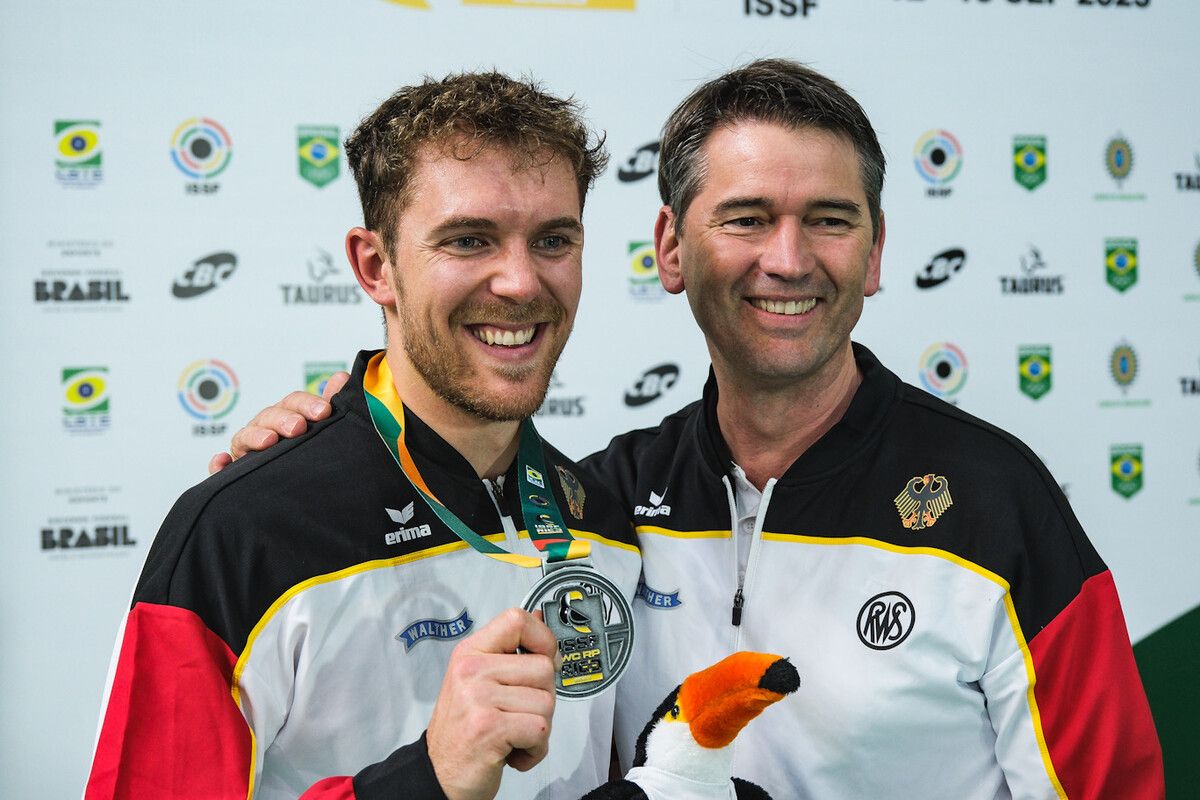 Wolfram Waibel jun. mit Schützling Maximilian Dallinger nach dessen Silbermedaille beim Weltcup in Rio.⇒DSB