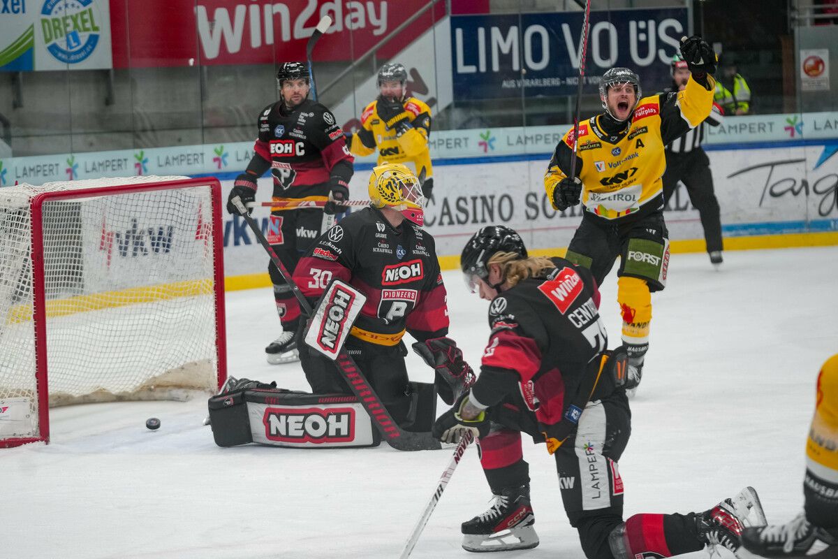 67 Sekunden reichten Pustertal für drei Tore. Pioneers-Goalie Alex Caffi wurde dabei von den Vorderleuten allein gelassen.⇒vn-stiplovsek