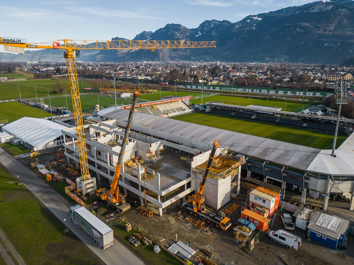 Aktuell herrscht Winterruhe auf der großen Baustelle in der Cashpoint Arena. Aber schon Ende Jänner könnte das Dach auf dem Businessgebäude gefertigt sein.⇒???