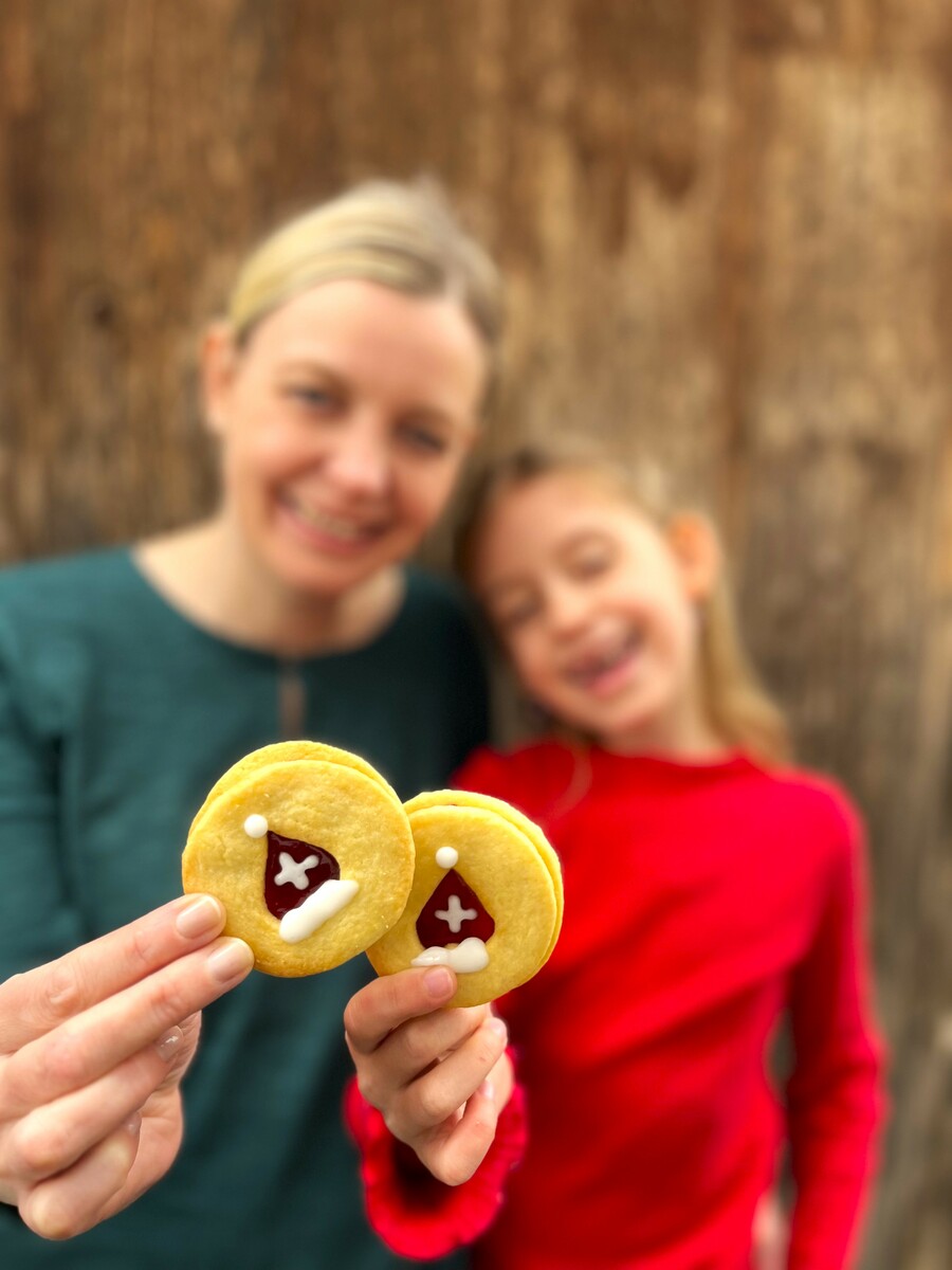 Alexandra backt mir ihrer Tochter Nikolaus-Keksle. ⇒AFB