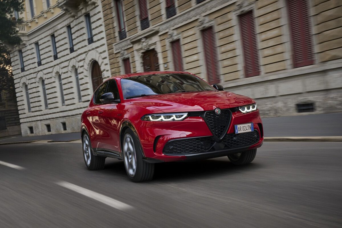 Alfa Romeo hat den Innenraum seines Kompakt-SUV Tonale für das Modelljahr 2025 leicht überarbeitet. In der neu gestalteten Mittelkonsole ersetzt ein Drehschalter den bisherigen Gangwahlhebel für die Automatik. Zudem soll das Display im Kombiinstrument eine bessere Sichtbarkeit und Ablesbarkeit der Uhr sowie der Tank- und Batterieanzeige ermöglichen. Äußerlich bleibt der Tonale von Alfa Romeo im Modelljahr 2025 unverändert. Auch das Motoren-Angebot bleibt, wie es war. Erhältlich sind ein Diesel (130 PS), ein Mildhybrid (160 PS) und ein Plug-in-Hybrid (280 PS).