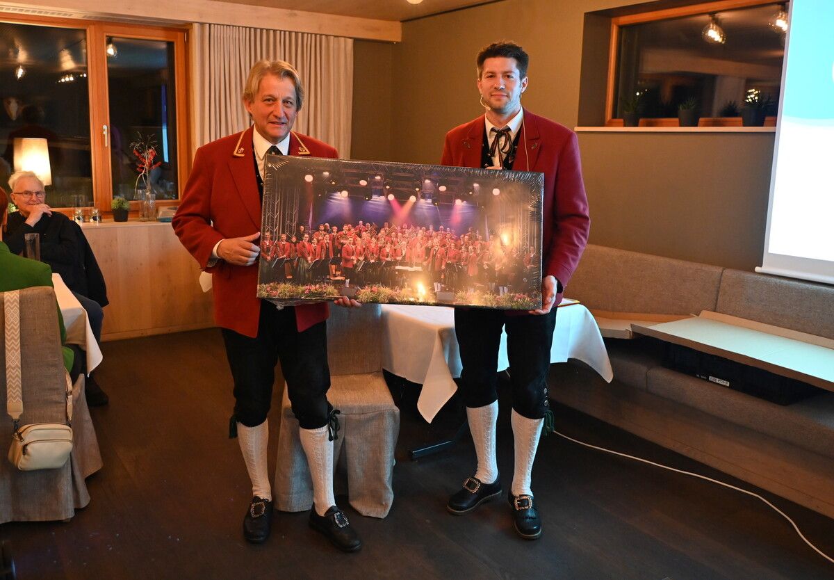 Als Geschenk erhielt Manfred Vonbank ein gemeinsames Foto auf Leinwand. ⇒DOB