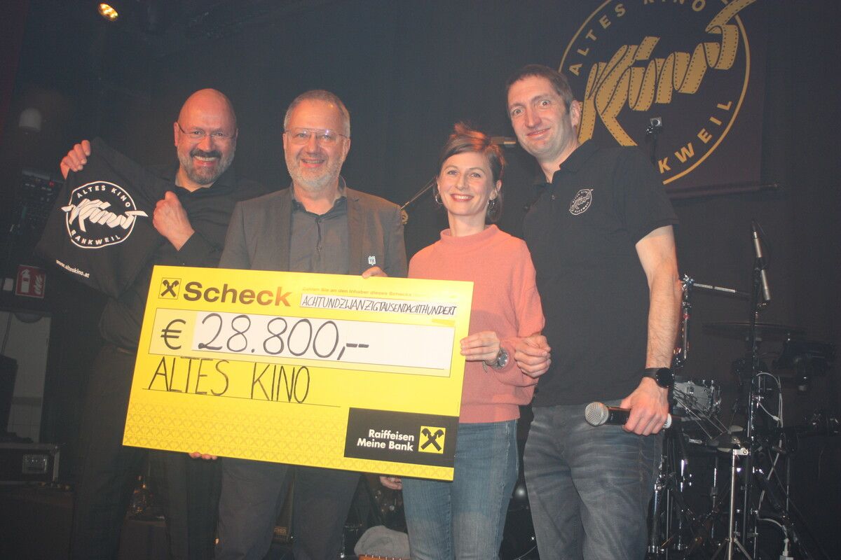 Altes Kino-GF Katharina Leissing, Michael Mathis (r.) und Bernie Weber übergaben an Bernd Hartmann eine Rekod-Spendensumme. ⇒VN/TK