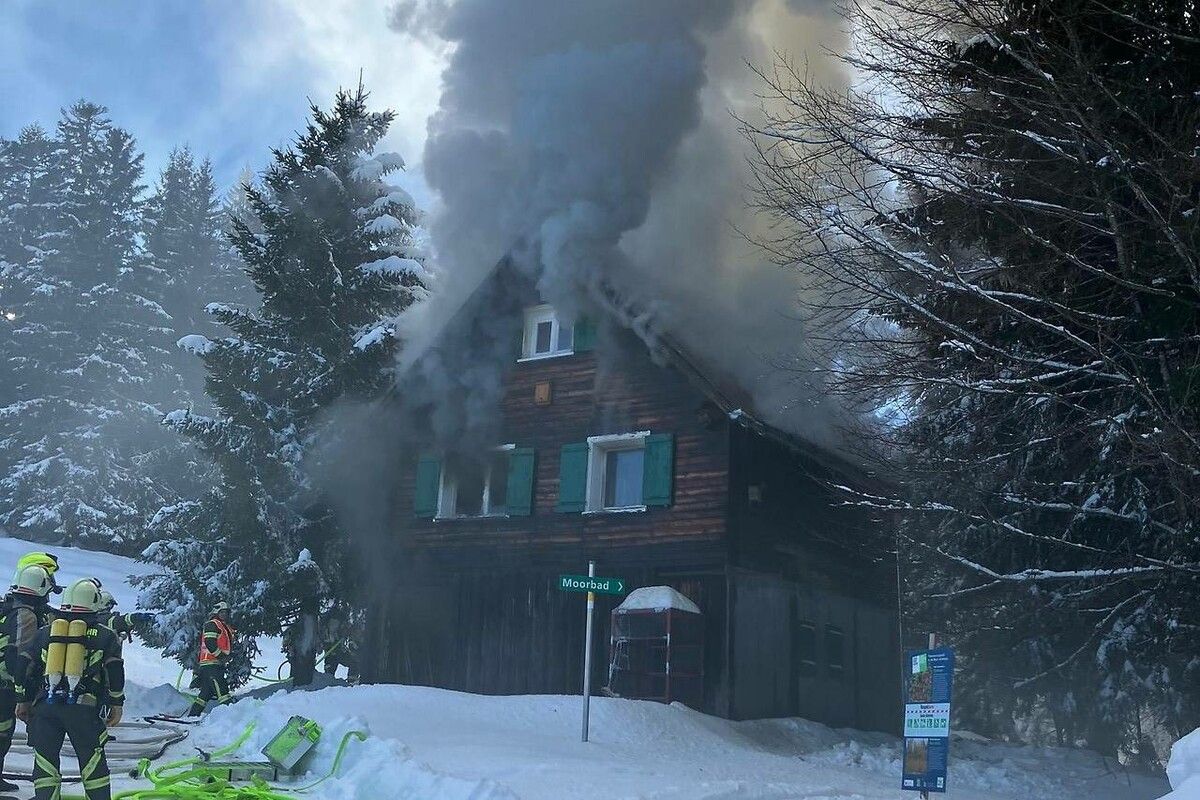Am Donnerstagmittag kam es zu einem ersten Brandausbruch im Ferienhaus. ⇒Polizei
