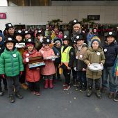 Volksschulkinder schenken Menschen ein Lächeln