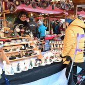 Weihnachtlicher Glanz am Kirchplatz