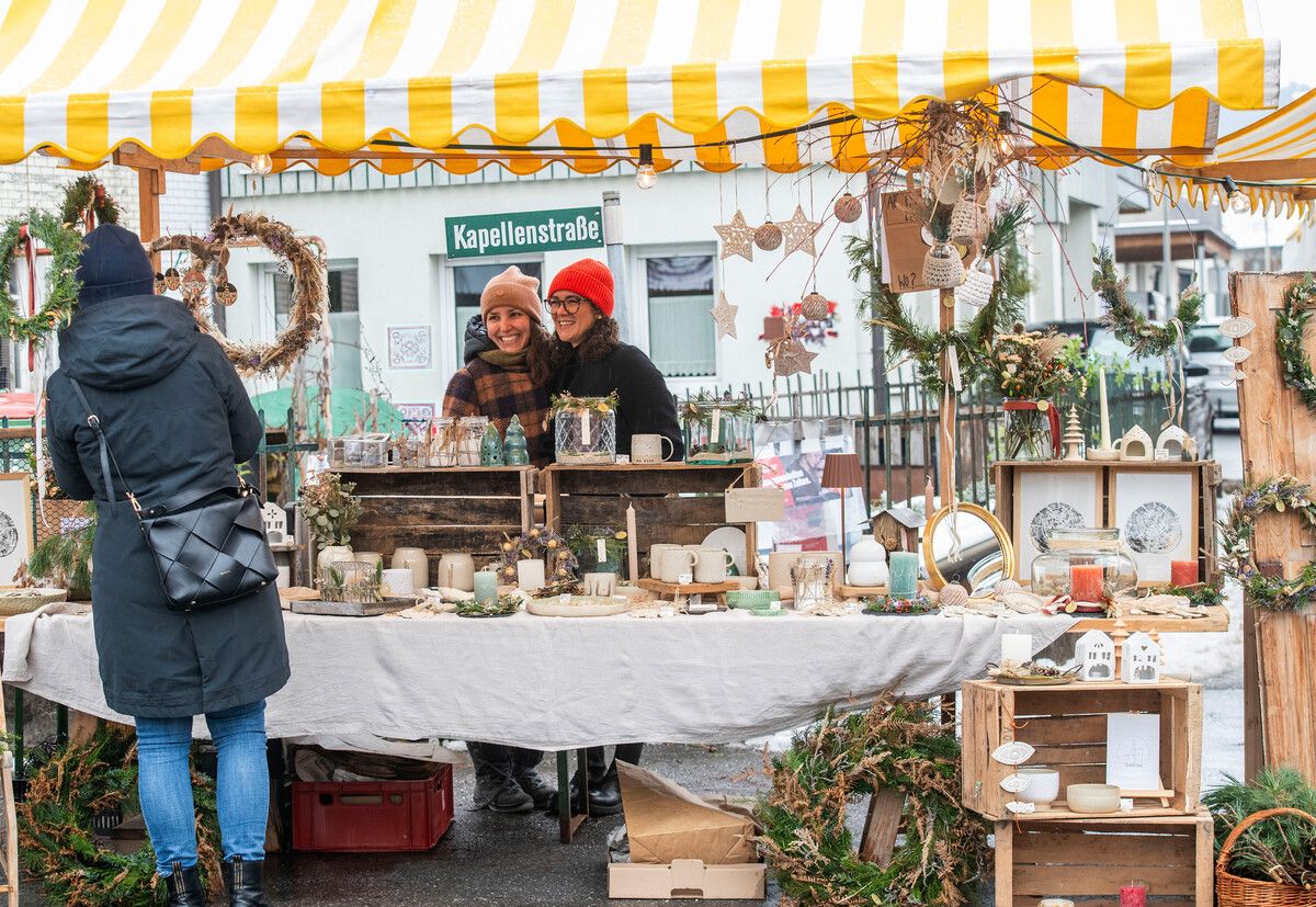 An den vielen Ständen gibt es Weihnachtliches zu kaufen.⇒Gemeinde (2)