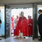 Papst öffnet Heilige Pforte