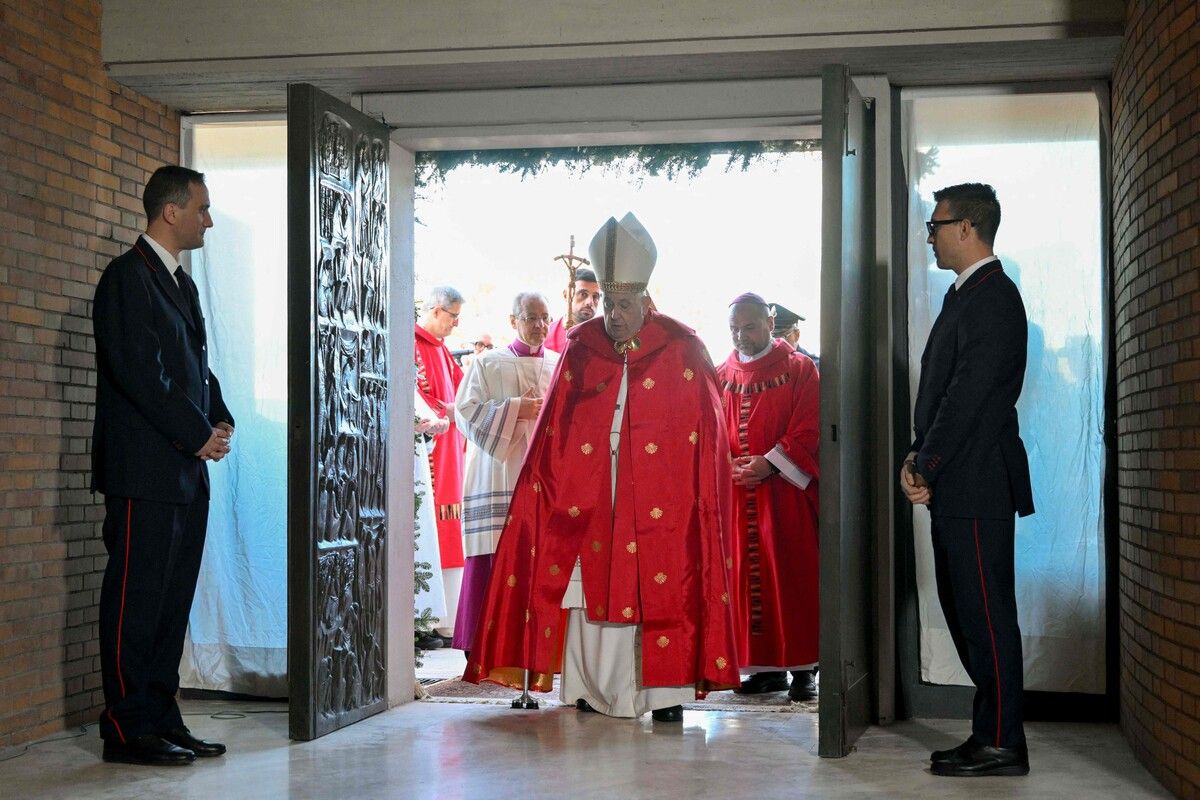 Anlässlich des Heiligen Jahres der katholischen Kirche hat Papst Franziskus eine Heilige Pforte in einem Gefängnis in Rom geöffnet.⇒afp