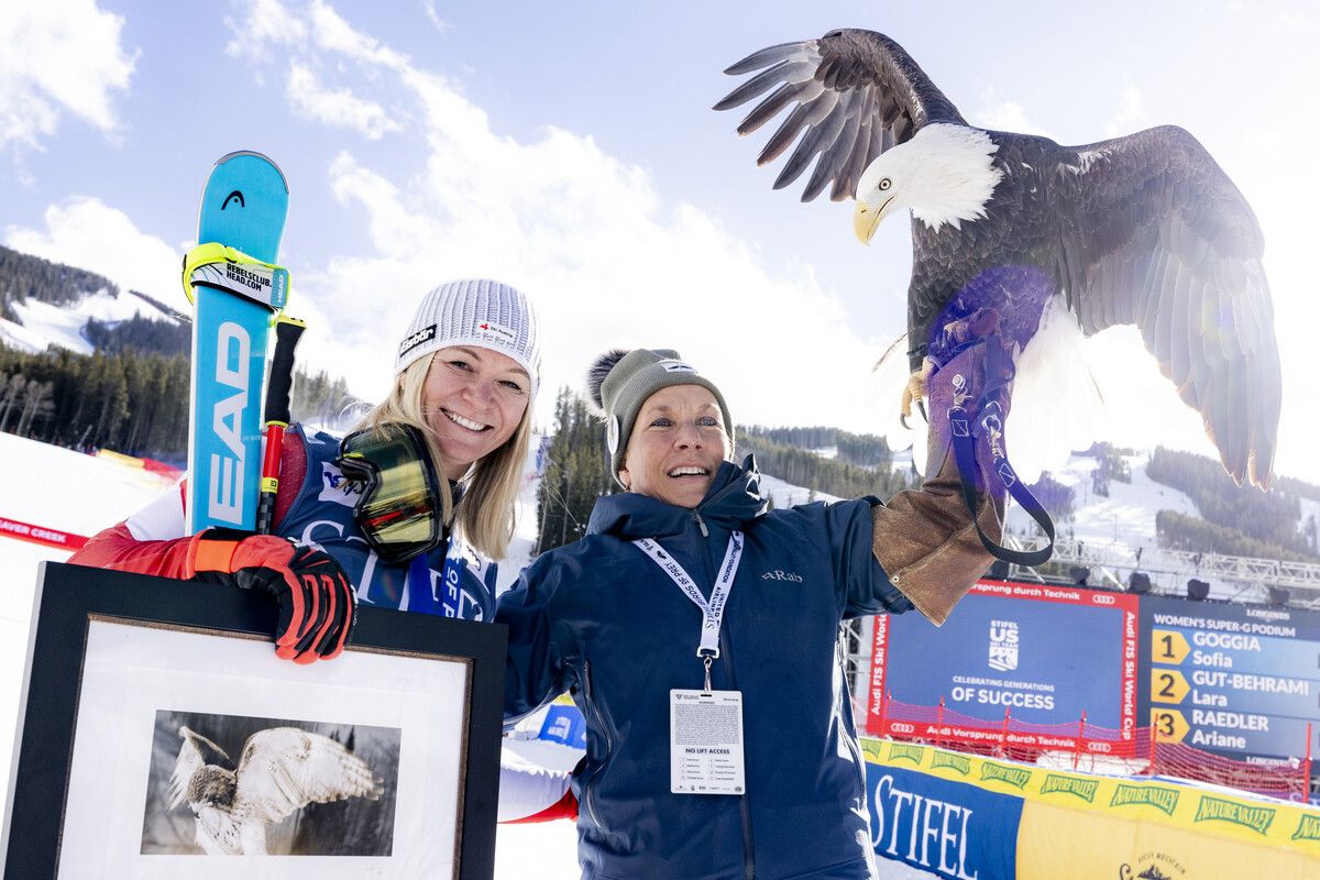 Ariane Rädler aus Möggers genießt die Siegerehrung nach ihrem Husarenritt auf der Birds of Prey-Piste in Beaver Creek. ⇒GEPA/3