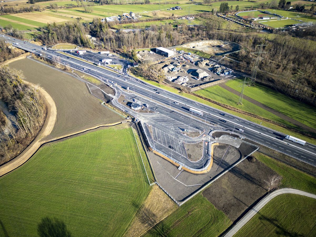 Auf einer Fläche von rund 7200 Quadratmetern entstanden barrierefreie Stellplätze für Lkw und Pkw, ein modernes Sanitärhäuschen sowie eine innovative Wasserfilteranlage.