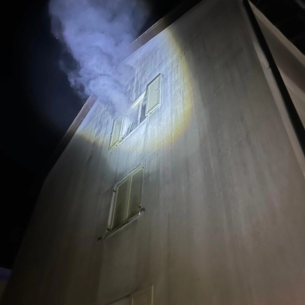 Aus der Wohnung im Obergeschoss quoll dichter Rauch. Das Mehrparteienhaus wurde evakuiert.