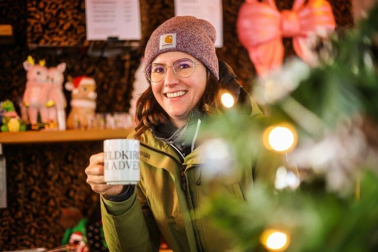 Barbara trinkt am Feldkircher Weihnachtsmarkt gerne einen Glühwein, die leere Tasse geht natürlich zurück an den Stand.⇒vn/STEURER